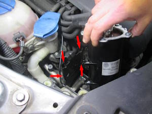 Halterung des Filtergehäuse im Motorraum
